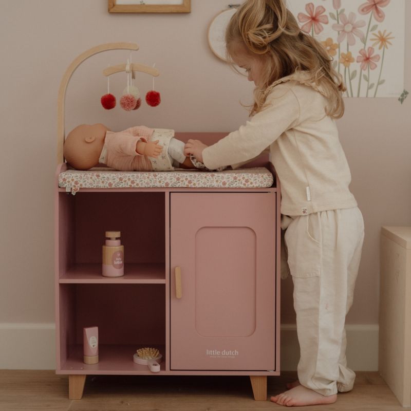 Image d'ambiance de présentation du produit Table à langer pour poupée en bois - Little Dutch